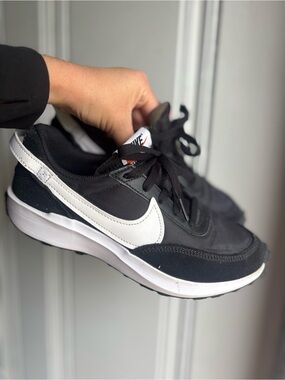 Nike Women’s 7 Black and White Retro-Style Nike Waffles Sneakers